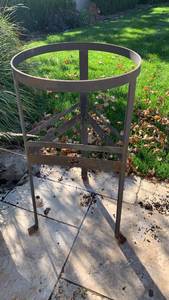 lot 5021 image: Three-Leg Metal Round Ring Stand 27x13