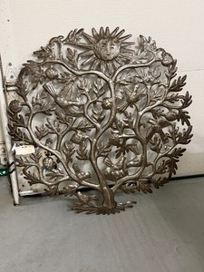 lot 4502 image: 36in Diameter Metal Outdoor Decor