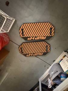 lot 3125 image: Kneeling pads