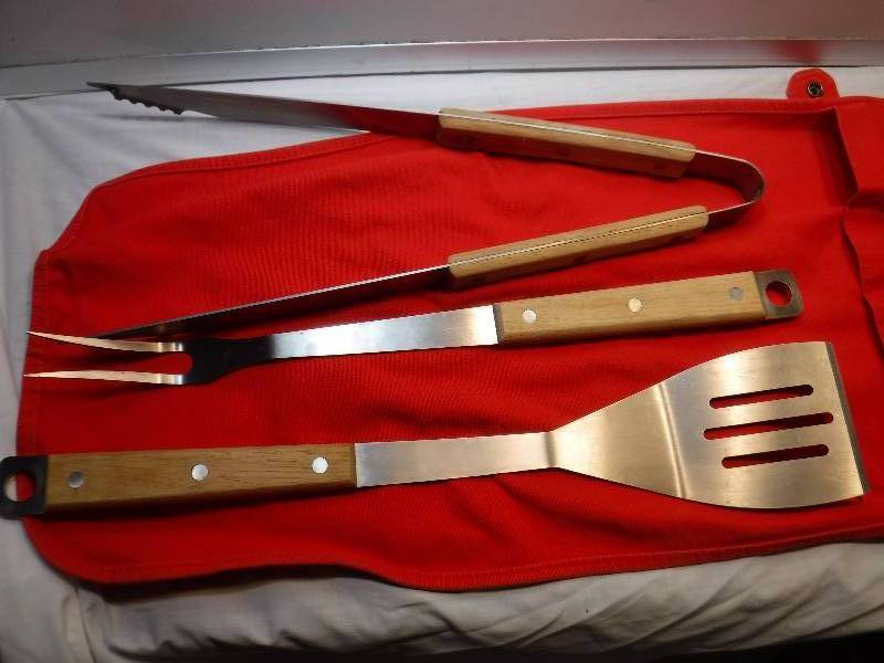 lot 1026 image: outdoor bbq utensils