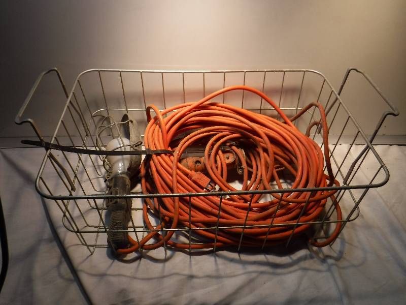 lot 1050 image: Pair of treble lights and basket