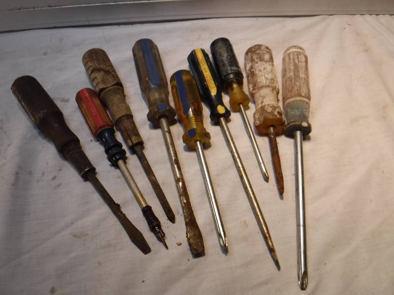 lot 1056 image: Lot1 of screw drivers