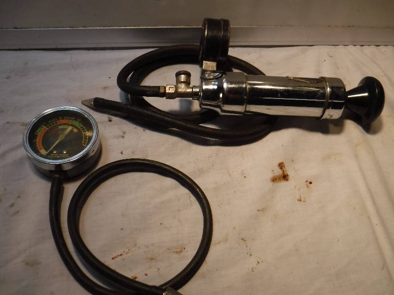 lot 1058 image: Engine Vacuum and fuel pump tester model svt-260