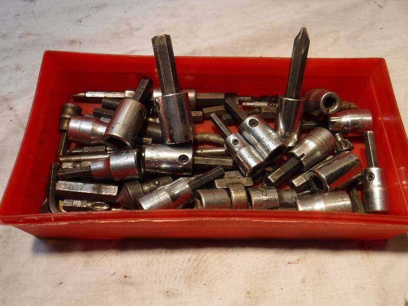 lot 1070 image: Bin of sockets