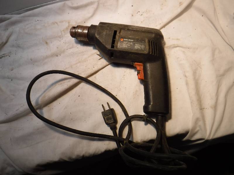 lot 1124 image: Black and Decker 38 variable speed drill