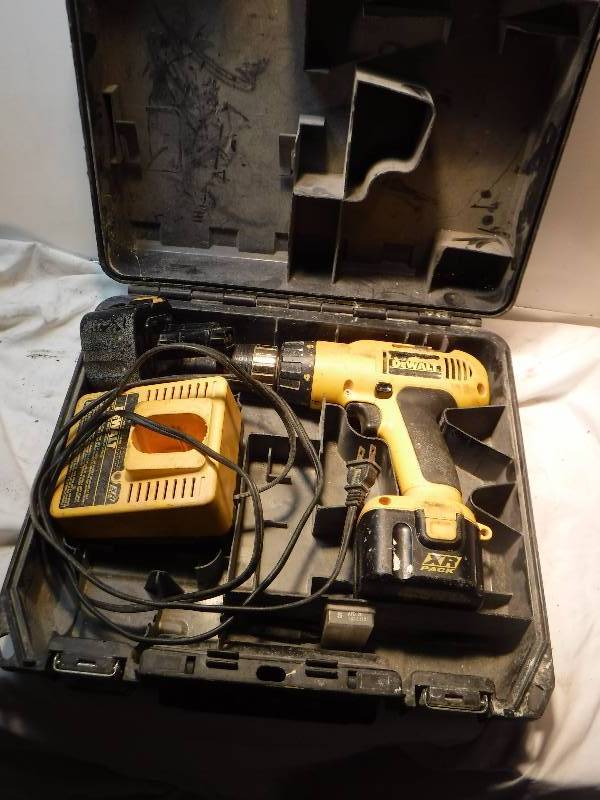 lot 1126 image: Dewalt 12v cordless drill with case
