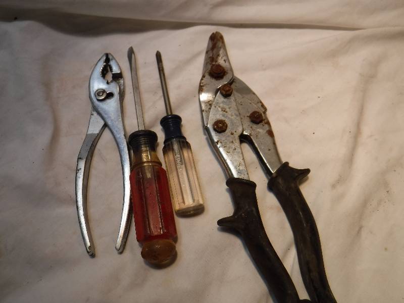 lot 1145 image: Tin snips, screw drivers and wrench