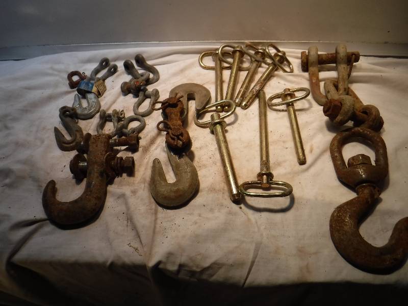lot 1184 image: Hooks and hitch pins various sizes