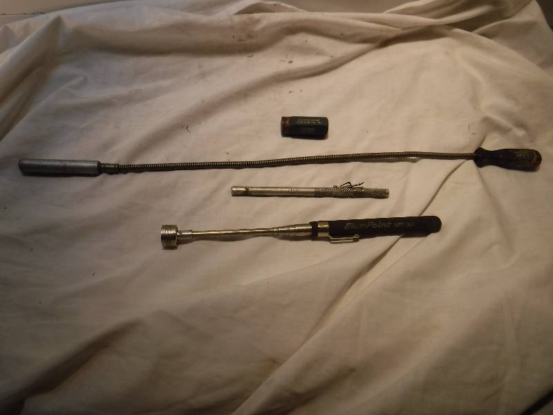 lot 1189 image: Pickup Tool, Magnetic, Telescoping, Lifts 4-12 lb (Blue-Point