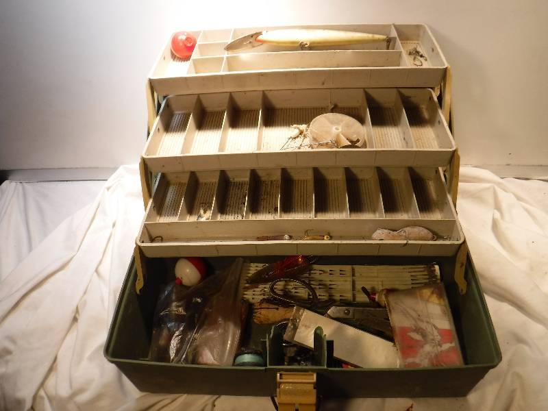 lot 1199 image: fishing tackle box  and contents