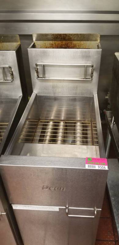 lot 9506 image: Dean 40lb Natural Gas Fryer