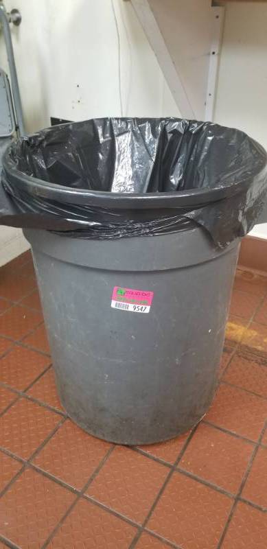 lot 9547 image: Lot Of (4) Trash Cans