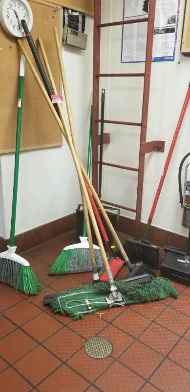 lot 9549 image: Lot Of Cleaning Tools