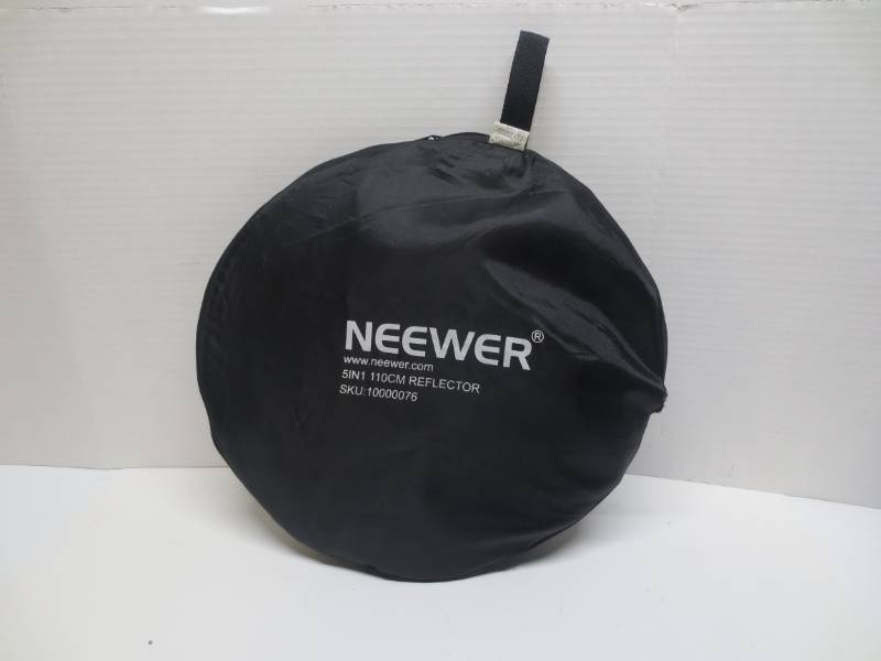 lot 1049 image: 5 in 1 Neewer Photography Reflector