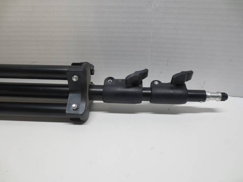lot 1052 image: Photo tripods