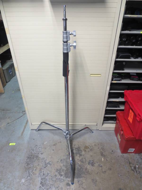 lot 1069 image: Dynatran AS-9101 light system Tripod