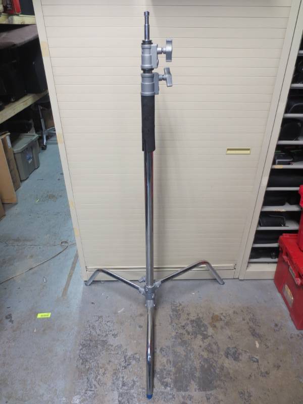 lot 1070 image: Dynatran AS-9101 light system Tripod