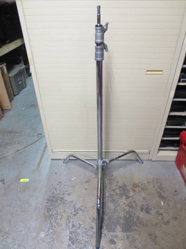 lot 1071 image: Dynatran AS-9101 light system Tripod