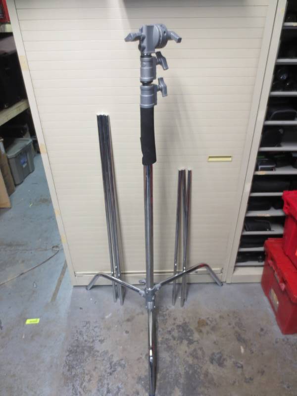 lot 1072 image: Dynatran AS-9101 light system Tripod
