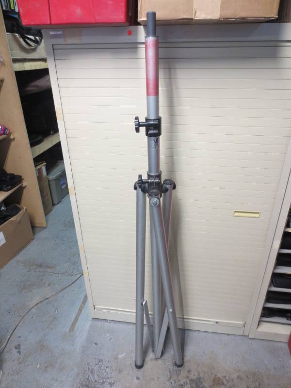 lot 1075 image: Ultimate support system tripod