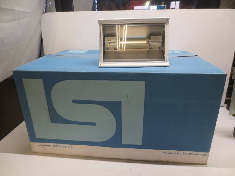 lot 1144 image: LSI track mount VMQM70 series lights 4 pcs