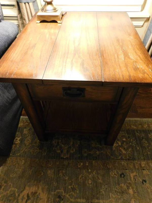 lot 9121 image: End Tables (2)