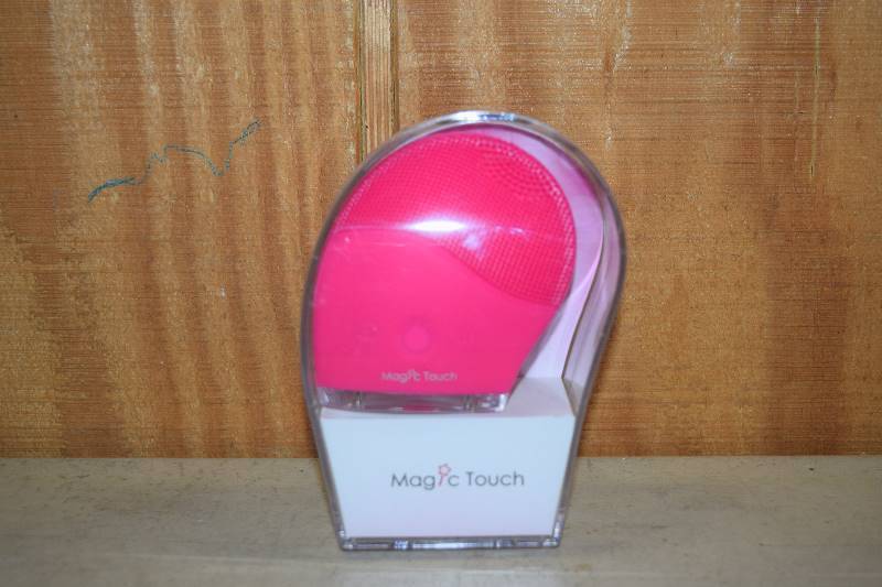 lot 488 image: Magic Touch Sonic Facial Brush Cleaner