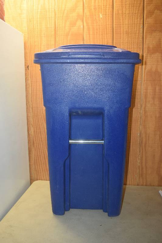 lot 65 image: Toter 32 Gallon Trash Can on Wheels
