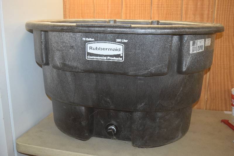 lot 67 image: Rubbermaid 70 Gallon Stock Tank