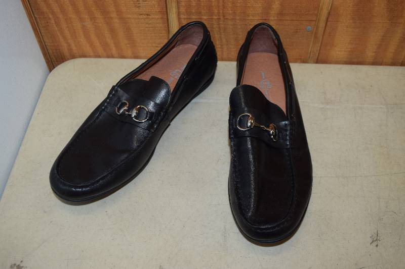 lot 193 image: George Shoes