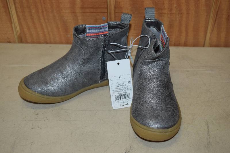 lot 192 image: Cat & Jack Boots