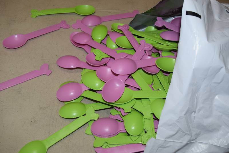 lot 352 image: 480 Plastic Spoons