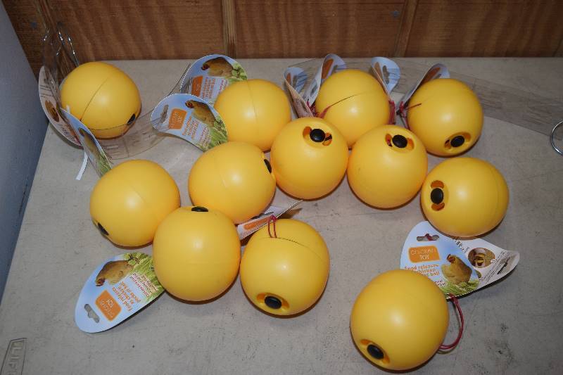 lot 360 image: 12 Chicken Toys
