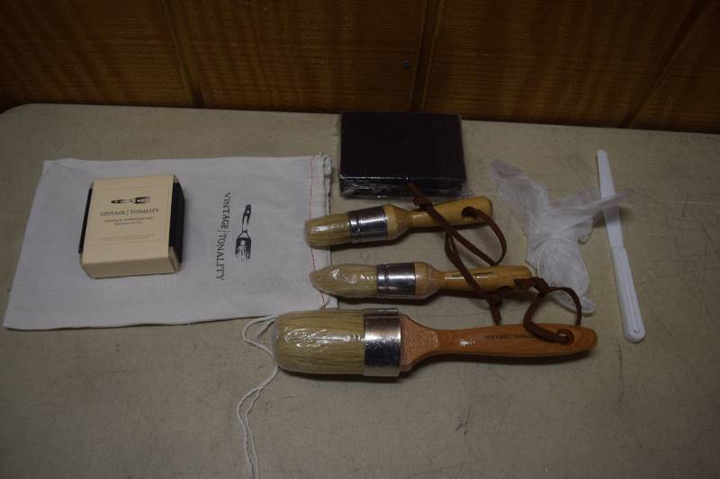 lot 371 image: Vintage Tonality Chalk Paint Brush Set
