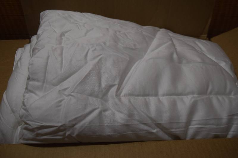 lot 373 image: Buffy Full Queen Comforter
