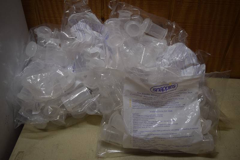 lot 375 image: 100 Snappies Air Tight Containers