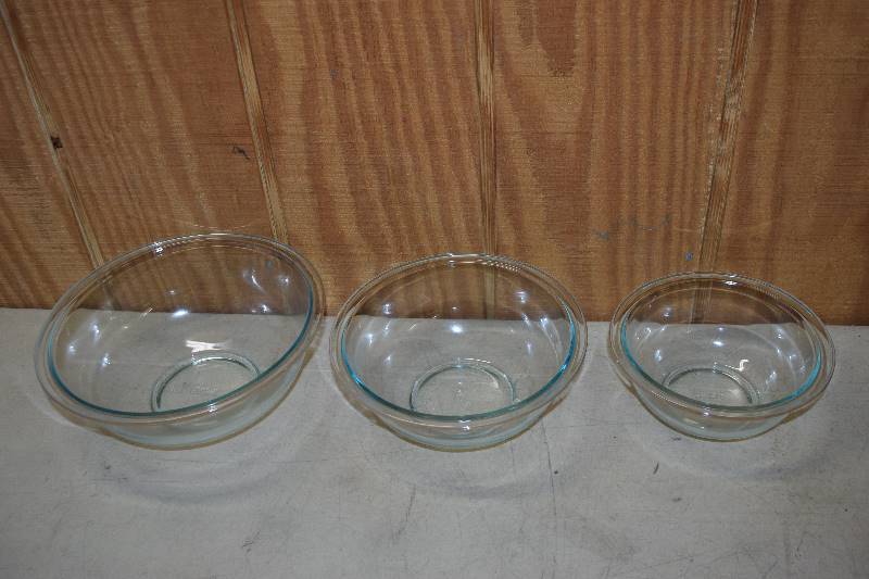 lot 478 image: 3 Pyrex Nesting Bowls