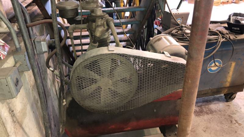 lot 13 image: COMMERCIAL AIR COMPRESSOR 220V 1PH