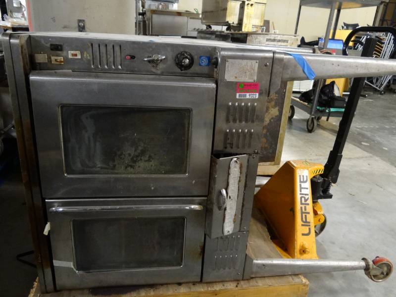 lot 9323 image: Blodgett Convection Oven on Castors 208-230V Single Phase