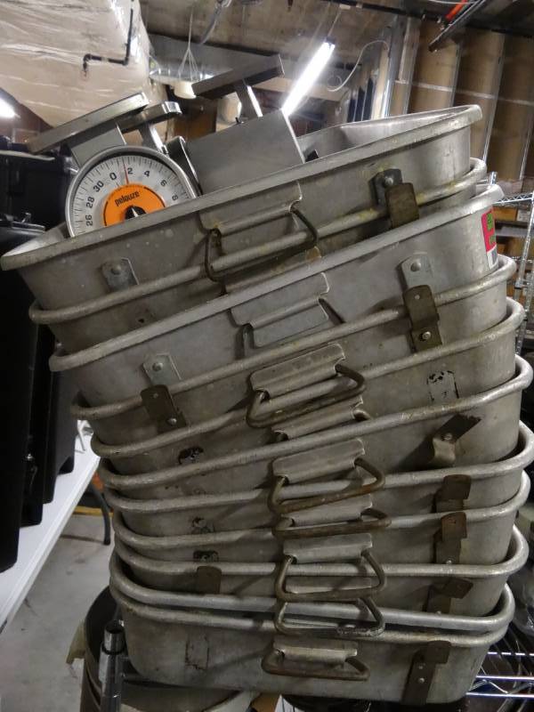 lot 9333 image: 11 Large Roasting Pans, 2 Kitchen Scales