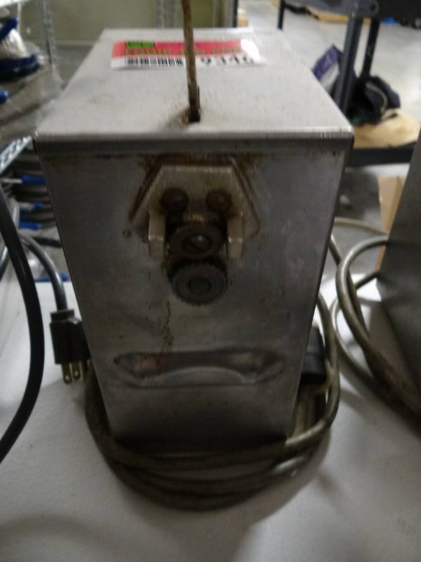lot 9346 image: Electric Can Opener Model # 203