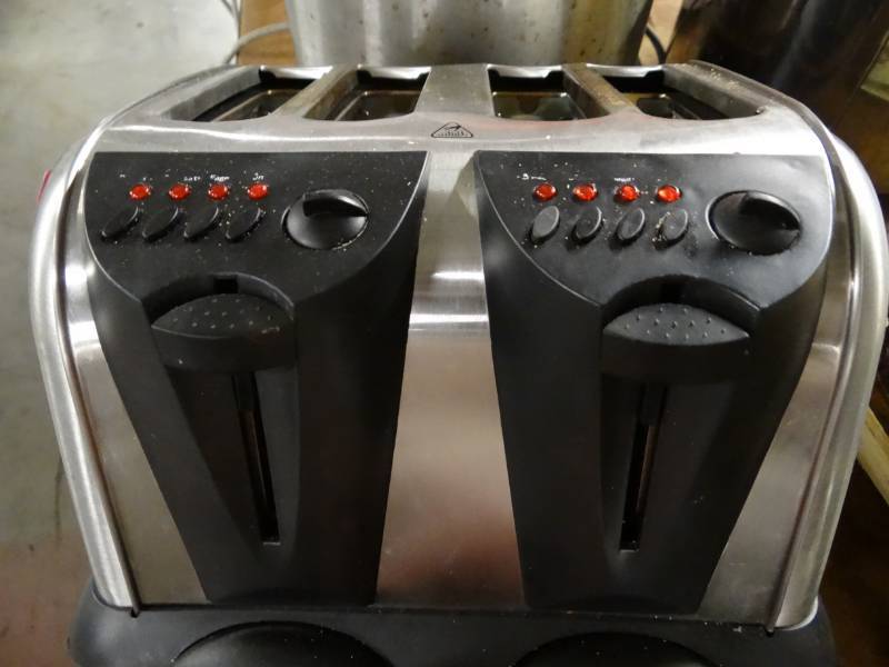 lot 9381 image: Hubert 4 Slot Toaster Model # 92889 120V