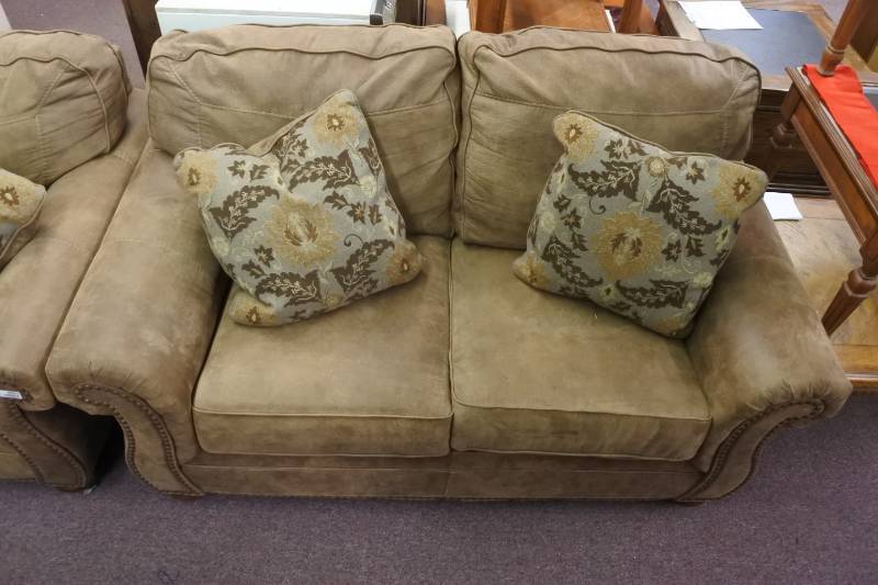 lot 3002 image: Larkinhurst Earth Loveseat by Signature Design by Ashley in Great Condition