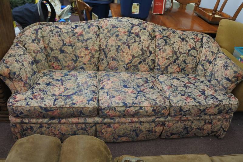 lot 3003 image: Cochrane Floral Sofa