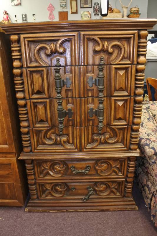 lot 3012 image: Carved Vintage Dresser