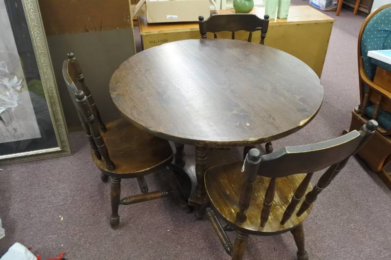 lot 3017 image: Walter of Wabash Round Vintage Dinning Room Table with 3 Chairs 2 Leaves