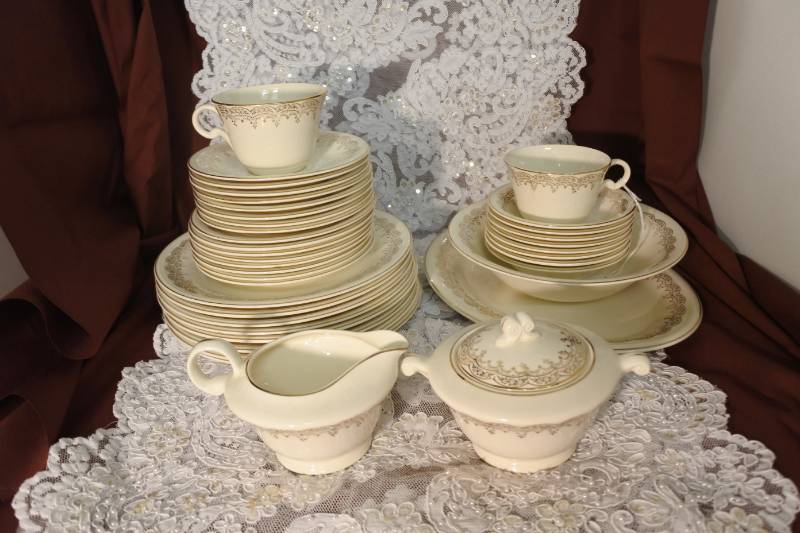 lot 3019 image: Semi Vitreous Edwin M Knowles China Co Dishes