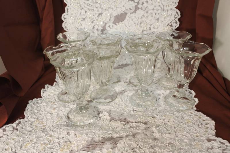 lot 3023 image: 9 Vintage Milkshake Glasses