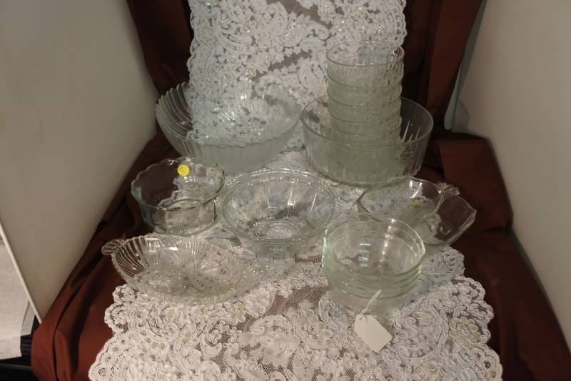 lot 3034 image: Lot of Decorative Glass Serving Bowls