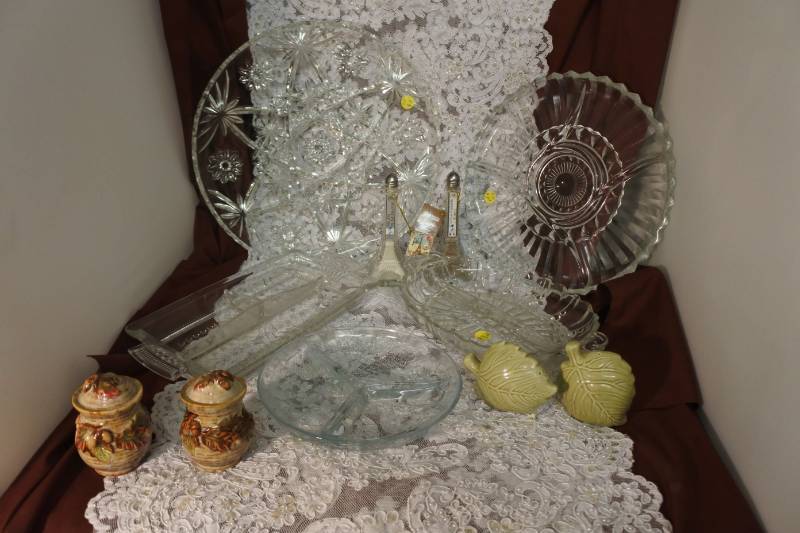 lot 3037 image: Decorative Serving Trays and Salt Pepper Shakers